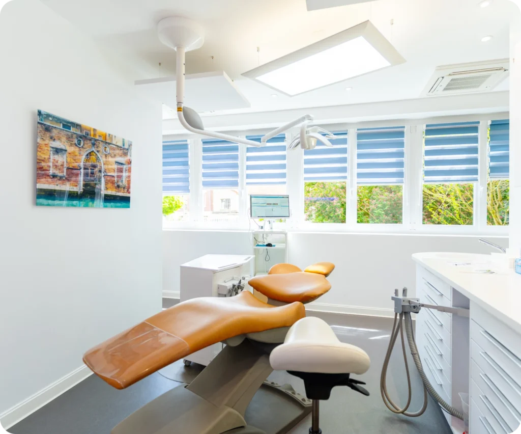 Salle de soins avec fauteuil orange et tableau