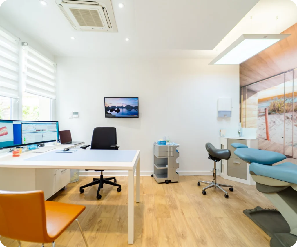 Bureau de consultation et fauteuil de soins du cabinet