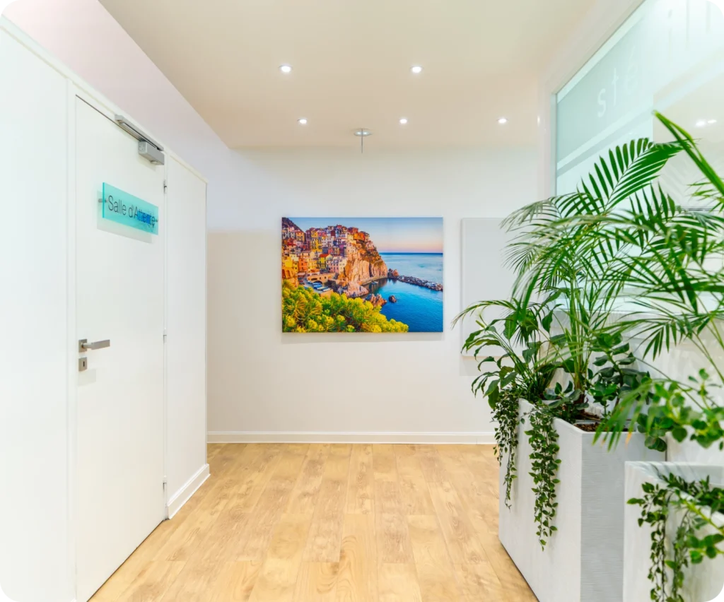 Couloir du cabinet avec un tableau et une plante