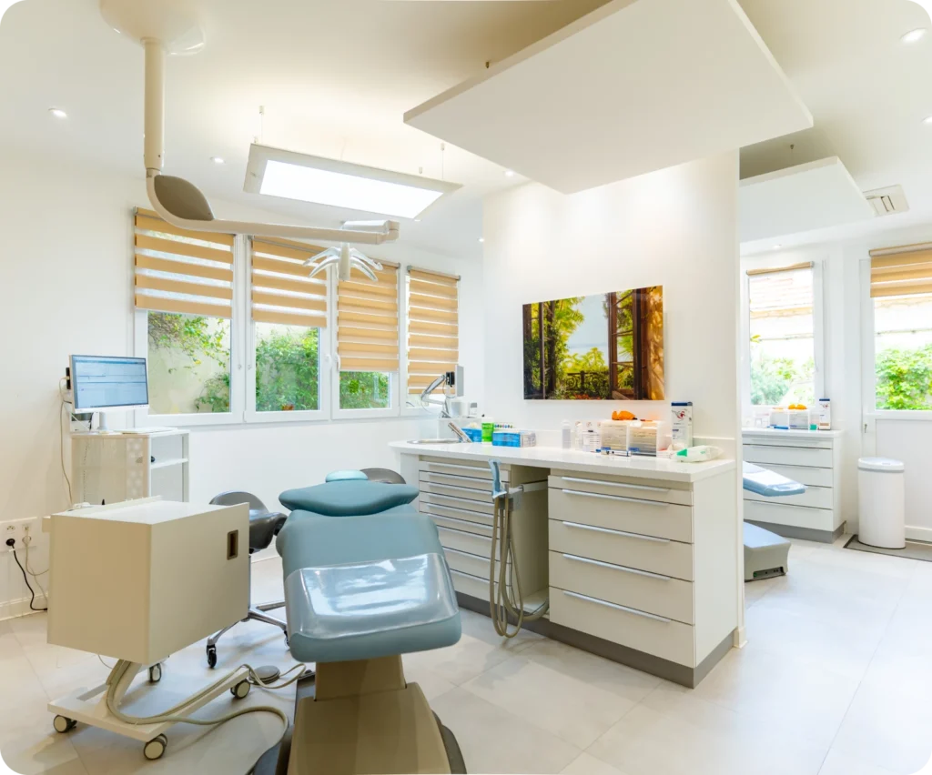 Salle de soins lumineuse du cabinet d'orthodontie