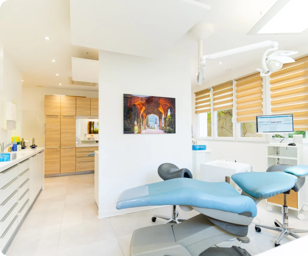 Salle de soins du cabinet d'orthodontie à Laon, avec deux fauteuils