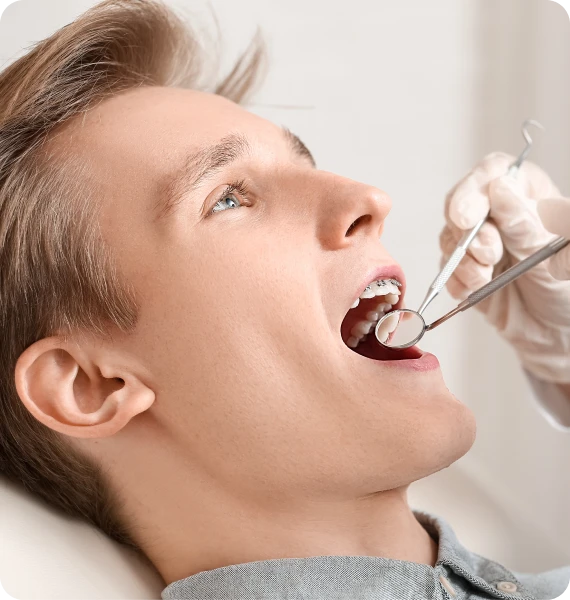 Adolescent pendant un contrôle de son appareil orthodontique