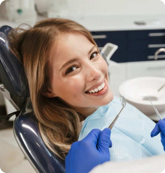 Patiente souriante au fauteuil