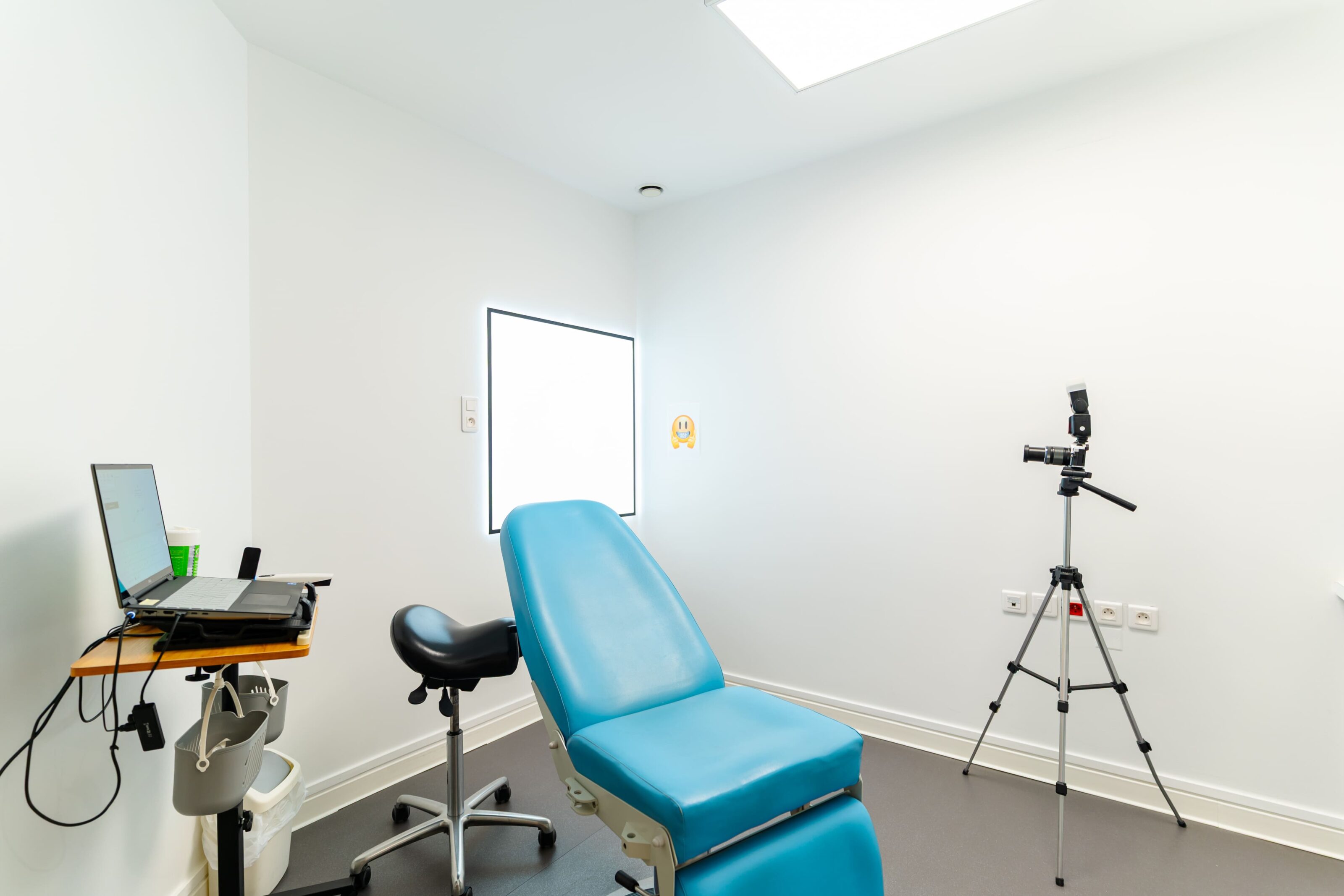 Espace de photographie avec fauteuil et appareil photo sur trépied