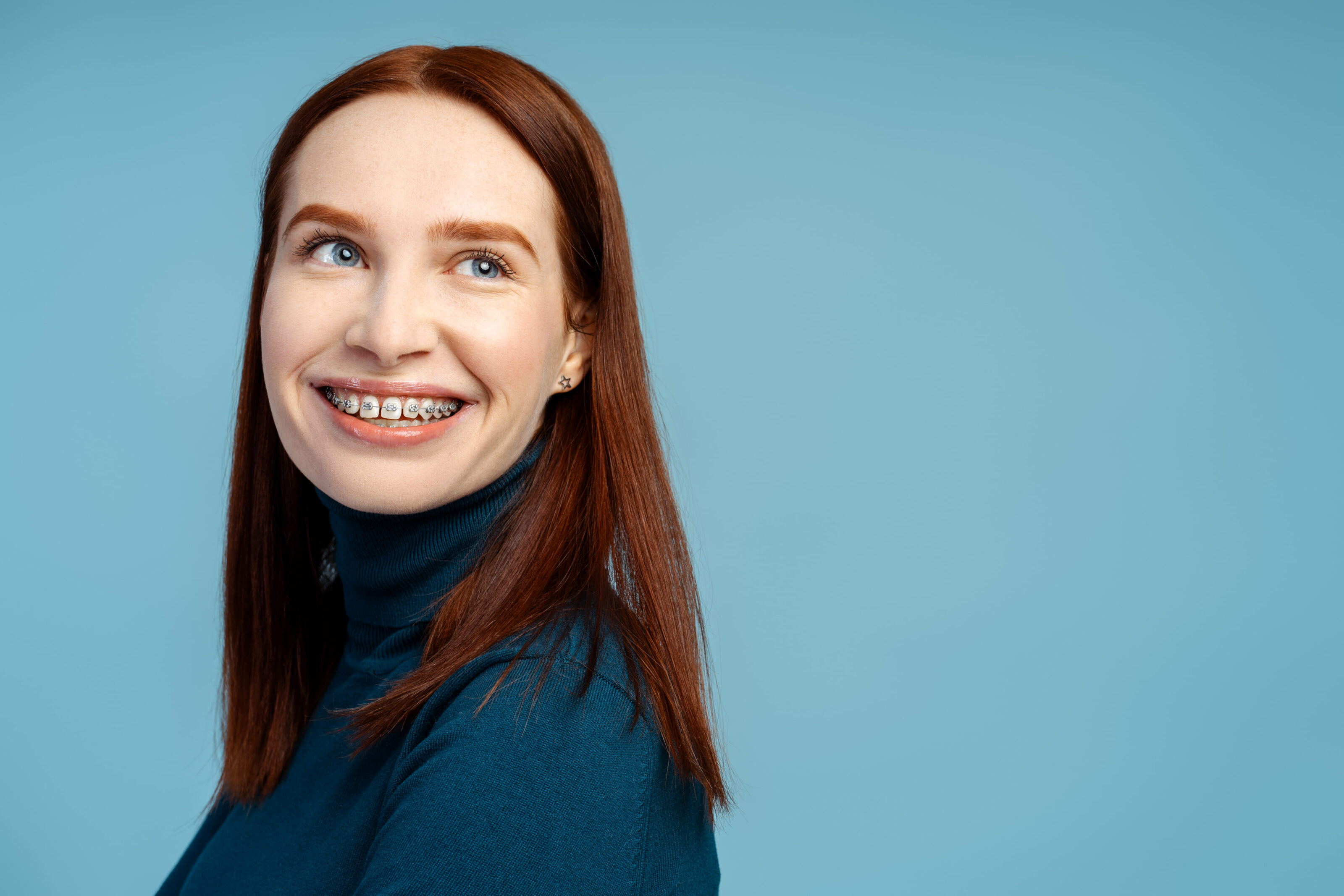 Jeune femme souriante portant un appareil orthodontique