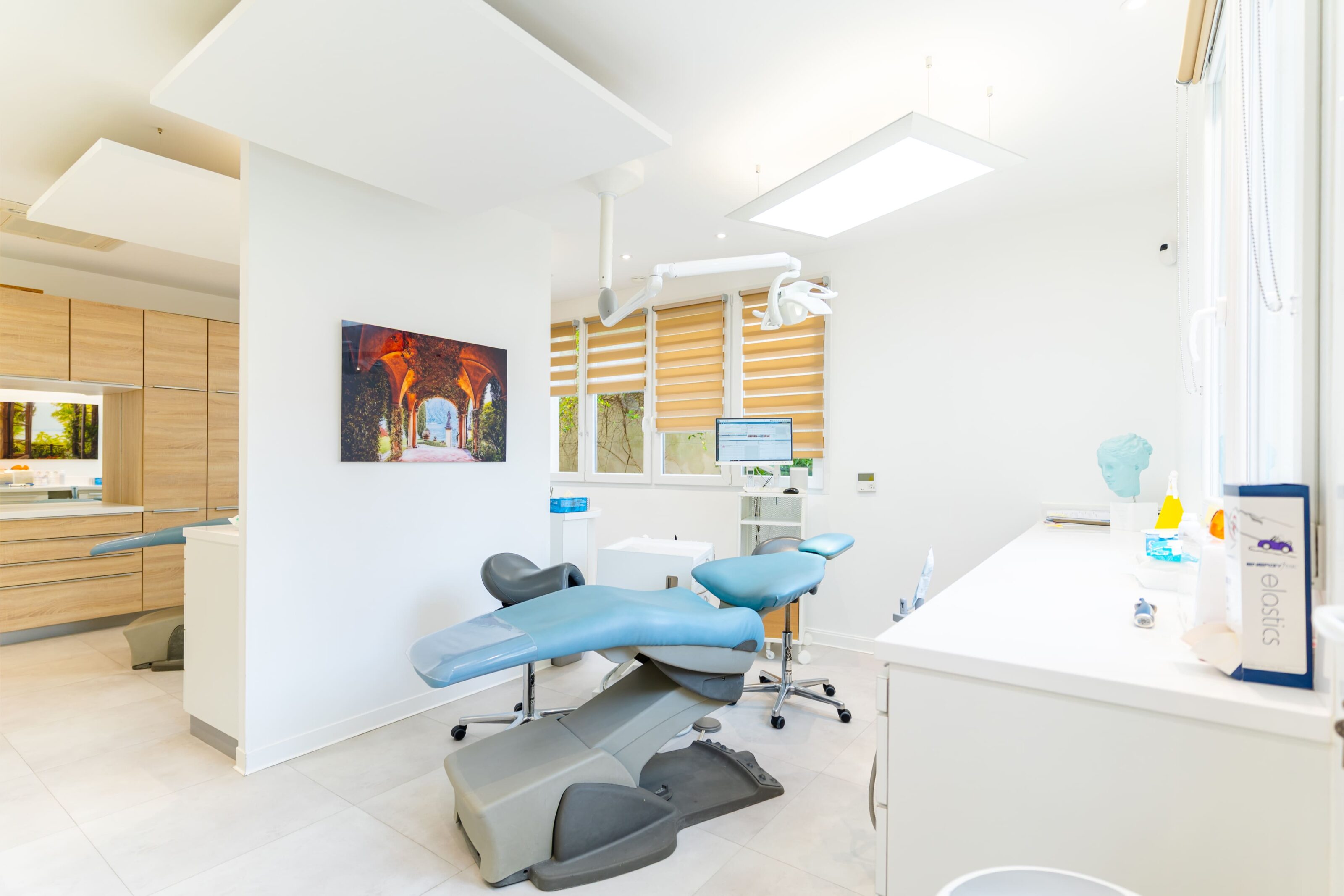 Salle de soins du cabinet avec fauteuil bleu